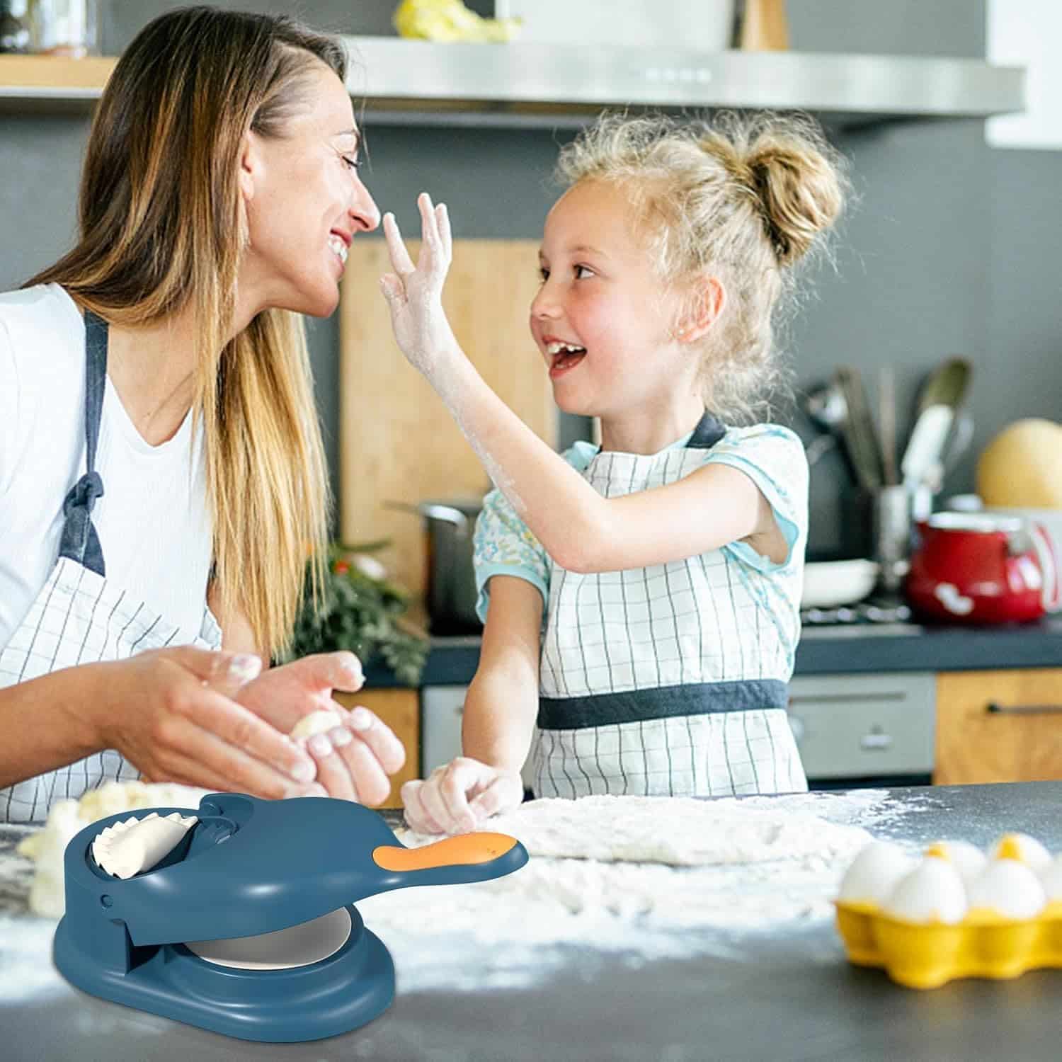 پیراشکی و سمبوسه زن دو کاره 3 پیراشکی و سمبوسه زن دو کاره