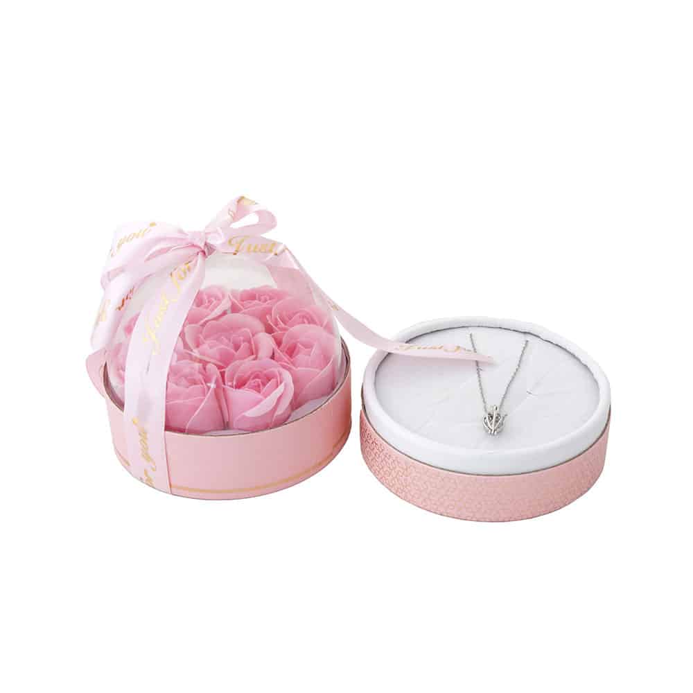 باکس گل با گردنبند مروارید عشق باکس گل با گردنبند مروارید عشق