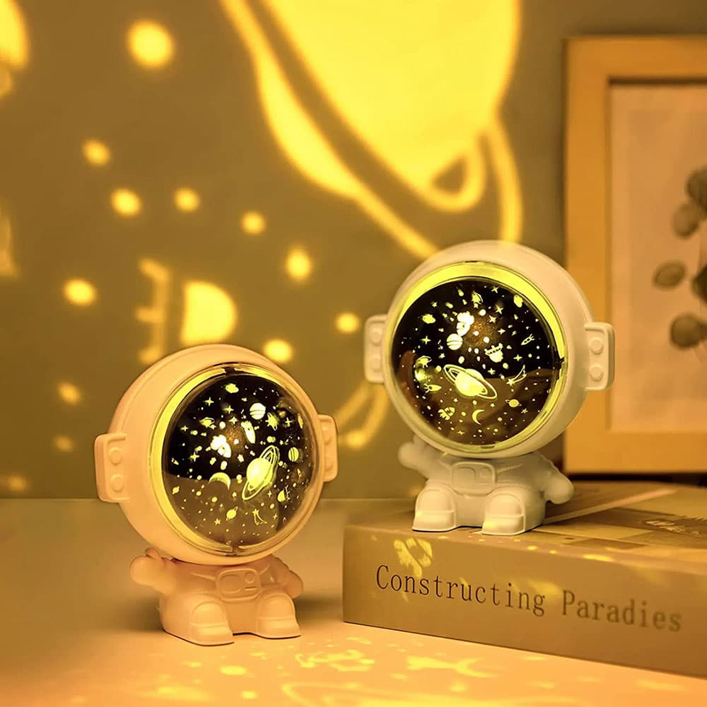 چراغ خواب اسپیکردار طرح فضانورد نشسته چراغ خواب اسپیکردار طرح فضانورد نشسته